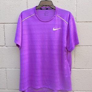 Mens Nike running short sleeve t-shirt.  Pretty color!